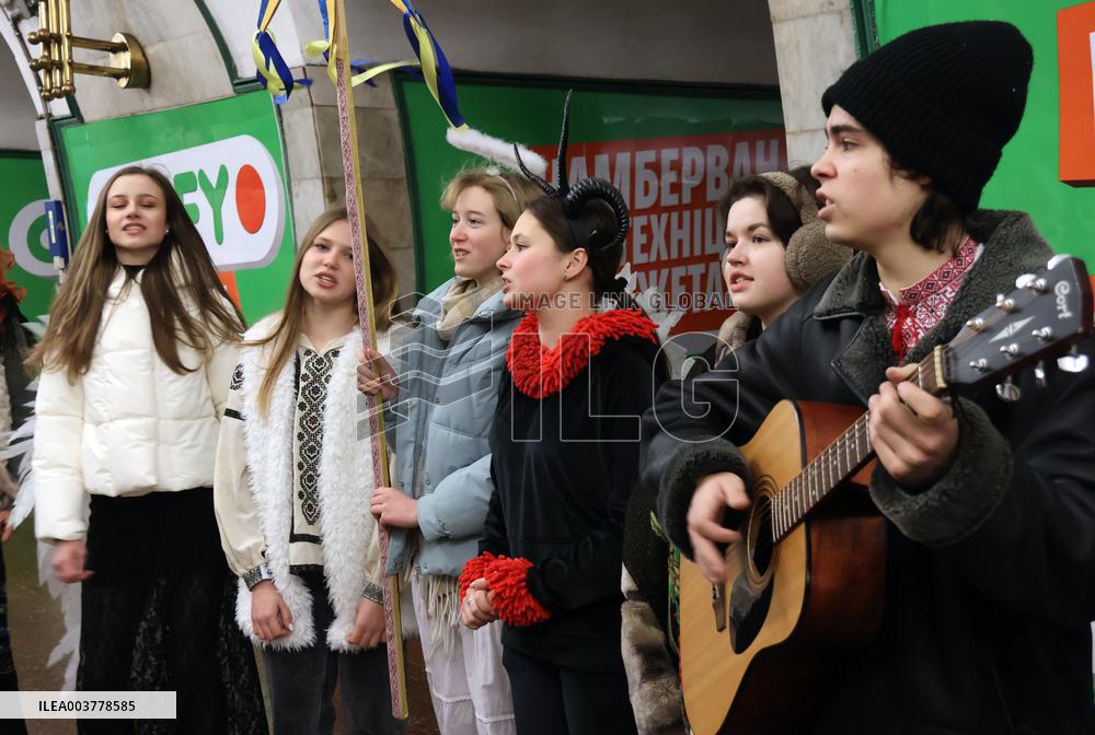 Pupils sing carols in Kyiv