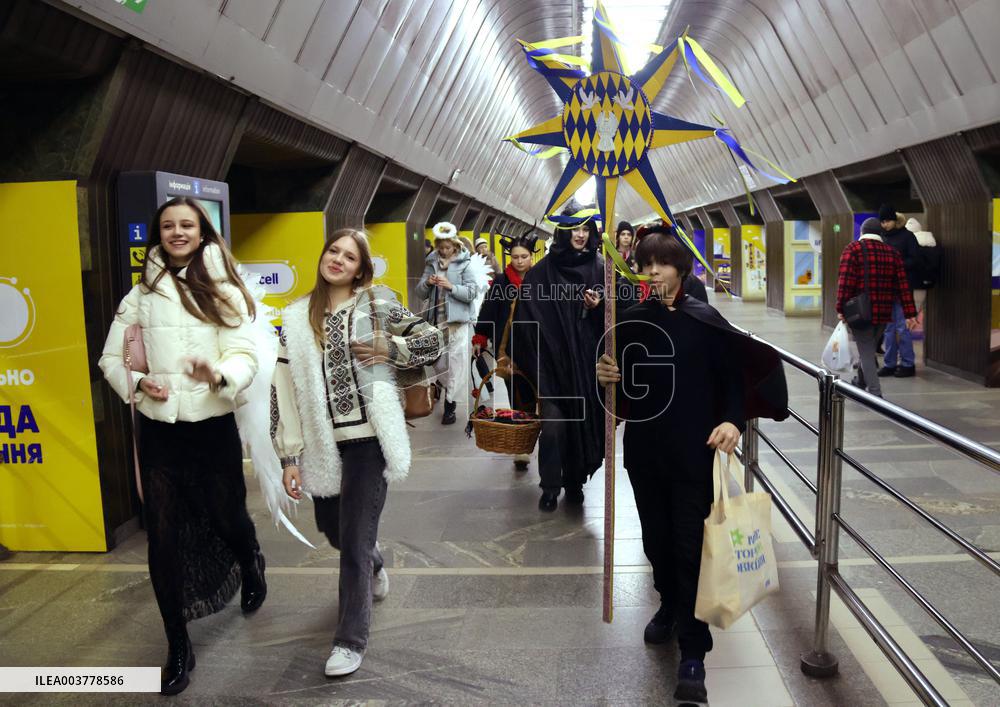 Pupils sing carols in Kyiv