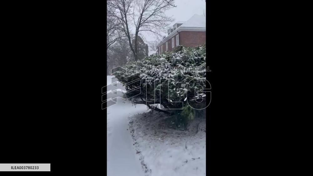 US: New York City Wakes Up To White Christmas Eve 4