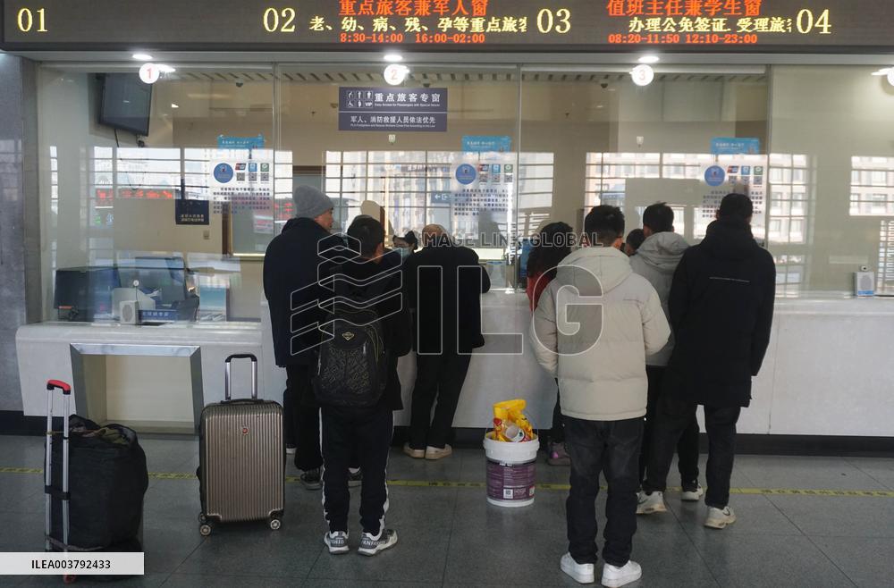Train Tickets For the 2025 Spring Festival Travel Rush on Sale