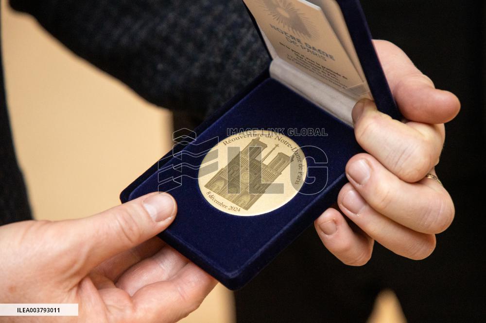 A medal for donating a piano to the Notre-Dame Cathedral