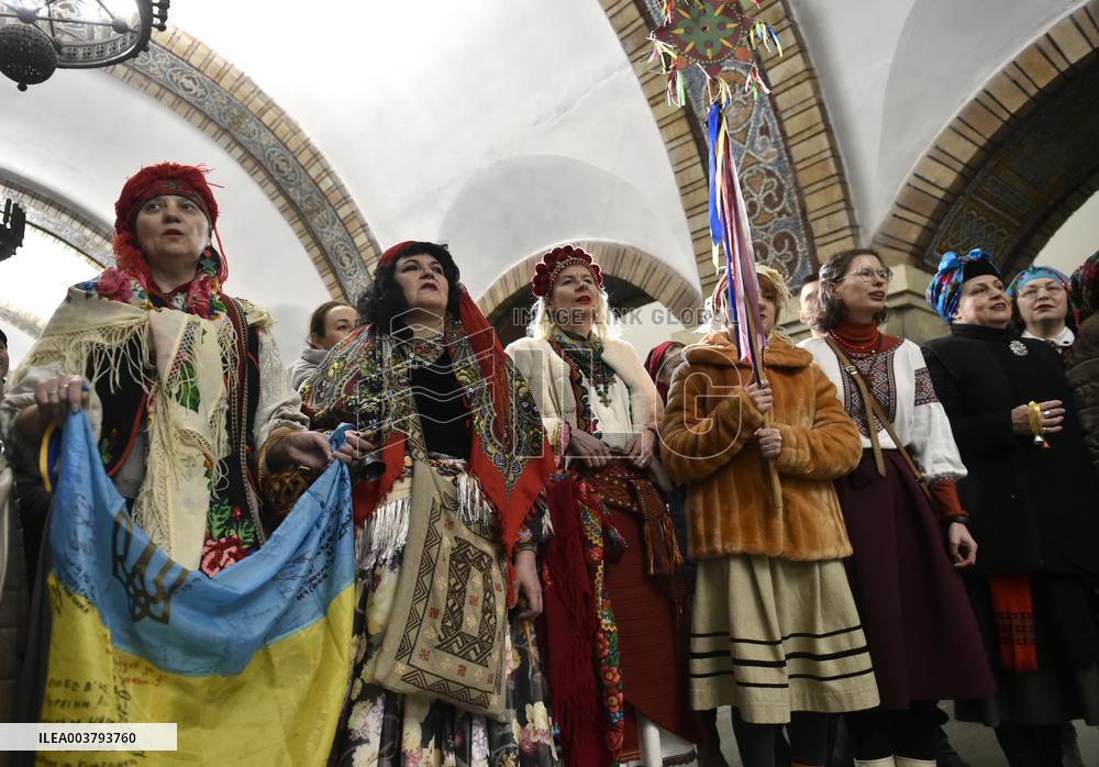 Christmas carols performed at Zoloti Vorota metro station