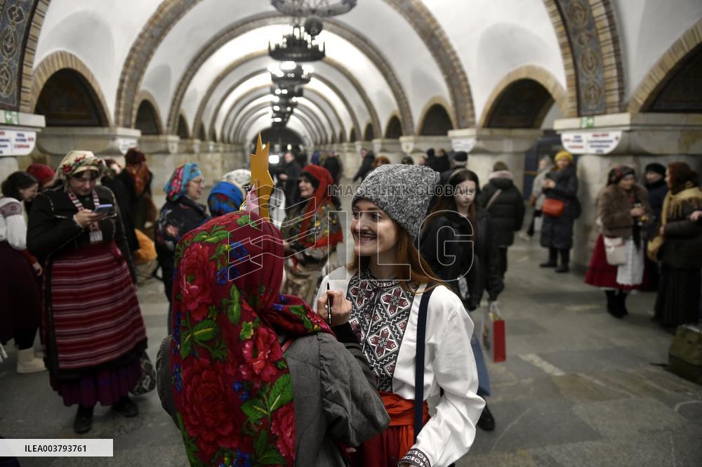 Christmas carols performed at Zoloti Vorota metro station