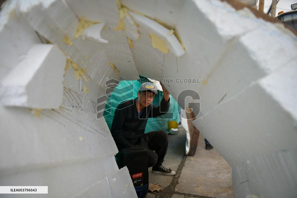 Preparation of the "Tradition" float by master craftsman Michael Paz