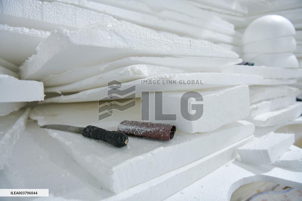 Preparation of the "Tradition" float by master craftsman Michael Paz