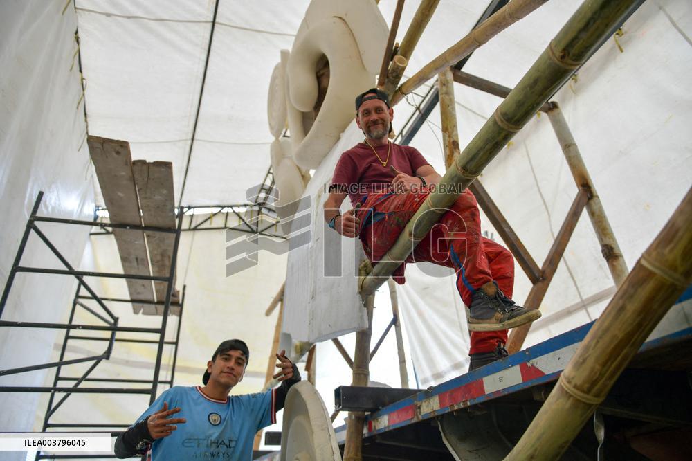Preparation of the "Tradition" float by master craftsman Michael Paz