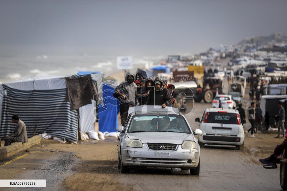Palestinians Battle Cold in Refugee Camp - Gaza