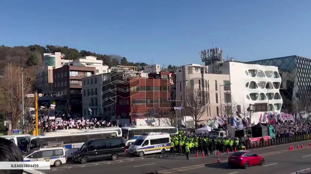 South Korea: Supporters And Opponents Rally As Impeached President Yoon Faces Arrest 2