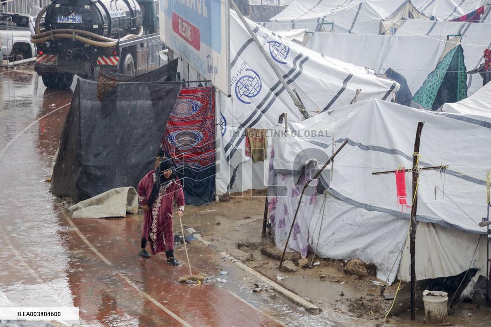 Displaced Families Suffer Harsh Weather Conditions - Gaza