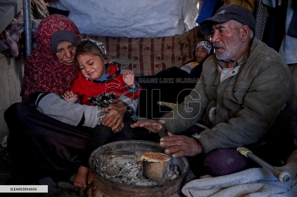 Displaced Families Suffer Harsh Weather Conditions - Gaza
