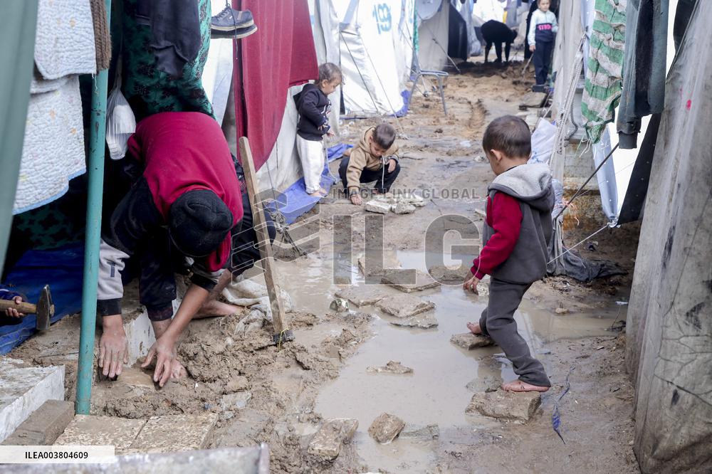 Displaced Families Suffer Harsh Weather Conditions - Gaza