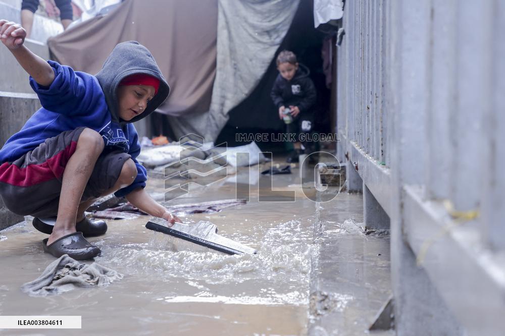 Displaced Families Suffer Harsh Weather Conditions - Gaza