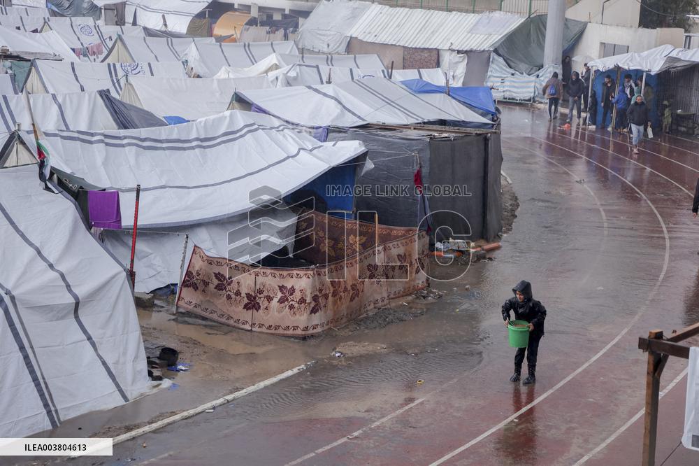 Displaced Families Suffer Harsh Weather Conditions - Gaza
