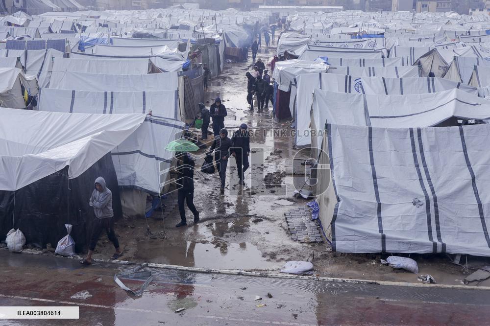 Displaced Families Suffer Harsh Weather Conditions - Gaza