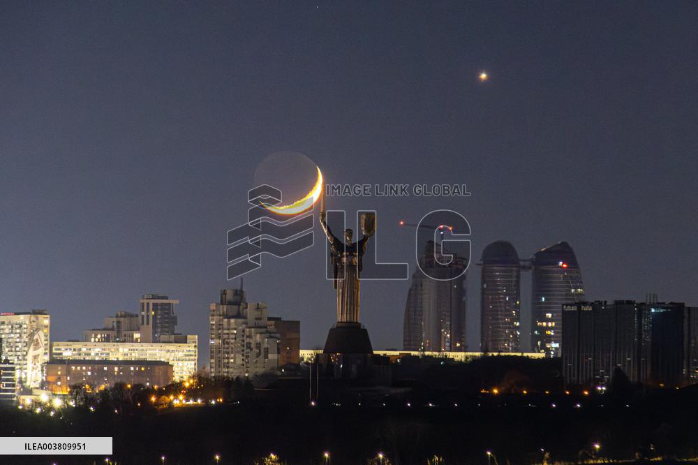 Moon and Venus meet in night sky over Kyiv
