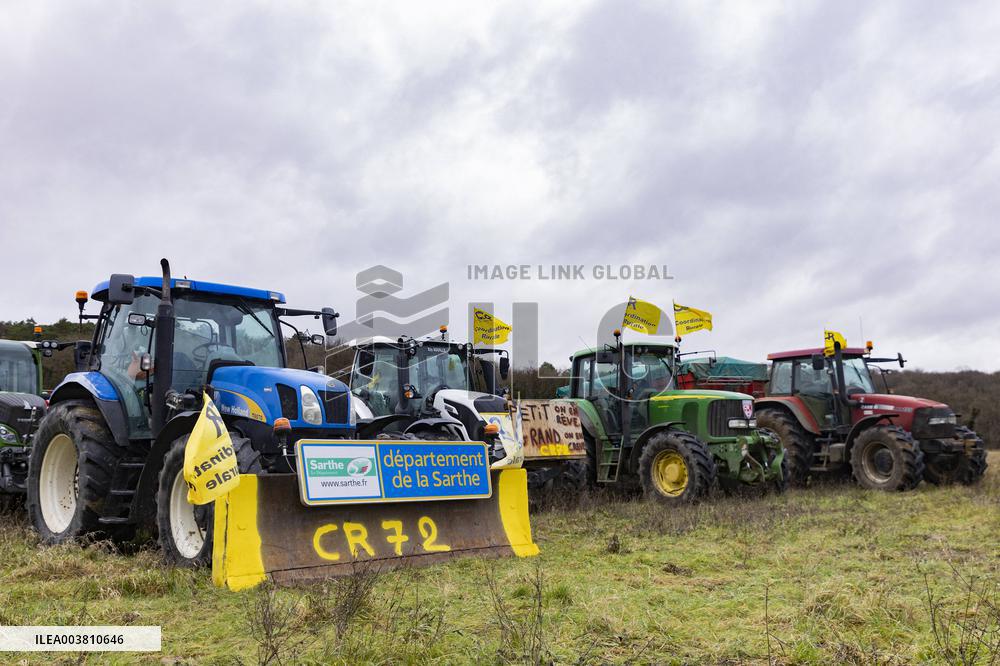 Farmers Rally to Blockade Paris in Essonne