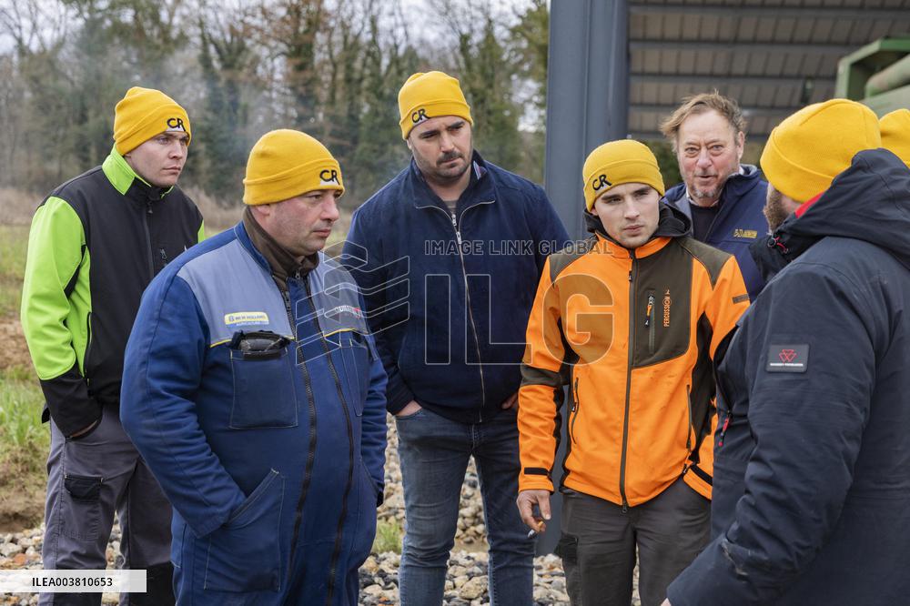 Farmers Rally to Blockade Paris in Essonne