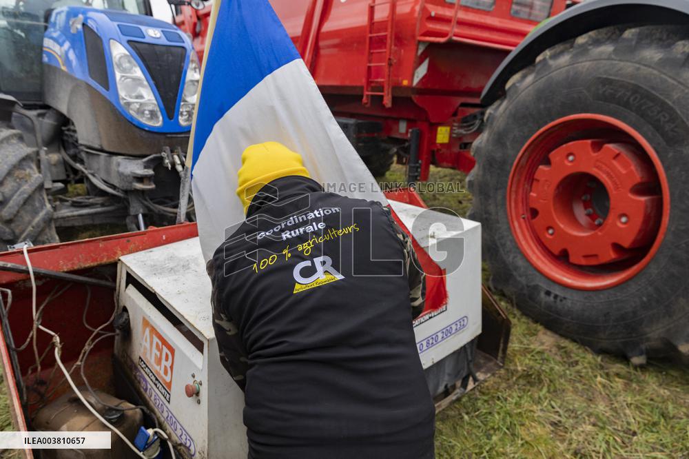 Farmers Rally to Blockade Paris in Essonne