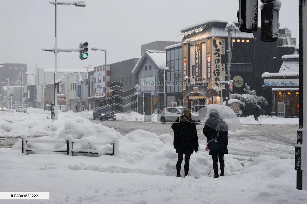 CORRECTED: Heavy snow in Japan