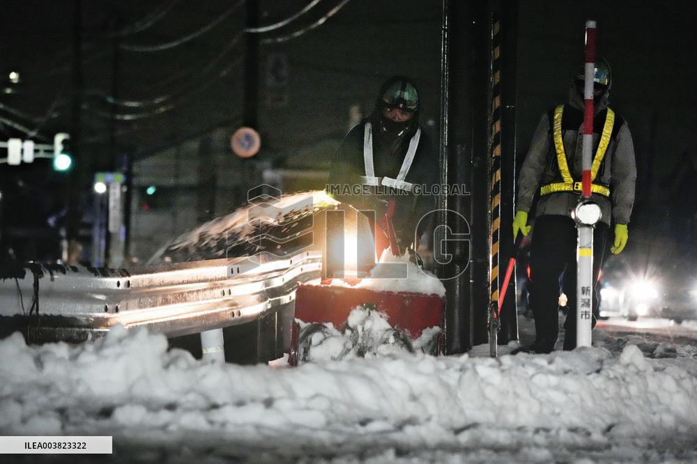 Heavy snow in Japan