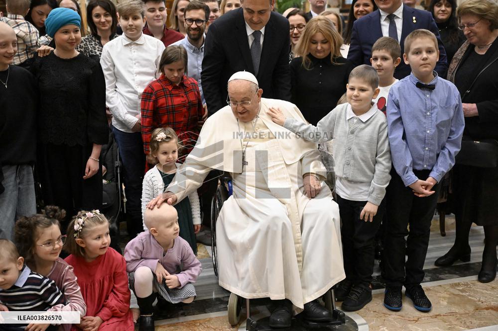 Pope Francis Receives Children Guests Of The Pediatric Oncology Clinic - Vatican