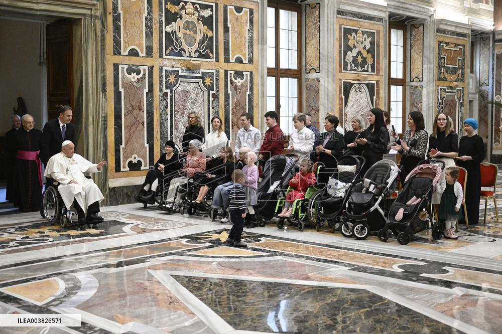 Pope Francis Receives Children Guests Of The Pediatric Oncology Clinic - Vatican