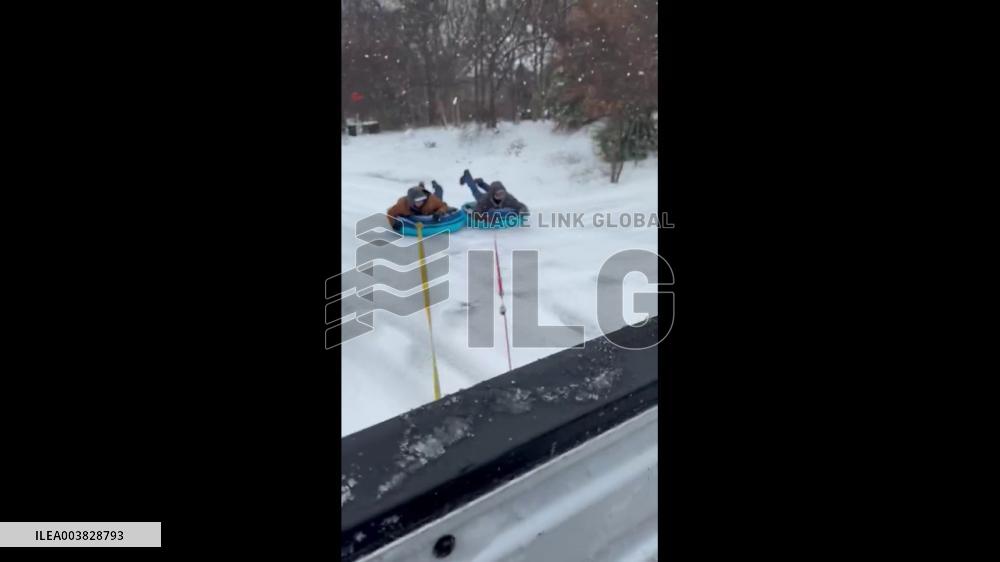 US: Winter Storm Sweeps South, Texans Enjoy Snow Tube Sledding
