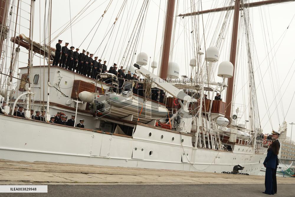 King and Queen preside over the farewell of Juan Sebastián de Elcano with Princess Leonor  - Cadiz