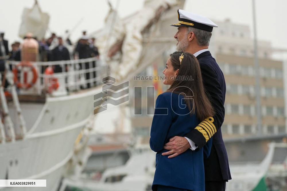 King and Queen preside over the farewell of Juan Sebastián de Elcano with Princess Leonor  - Cadiz