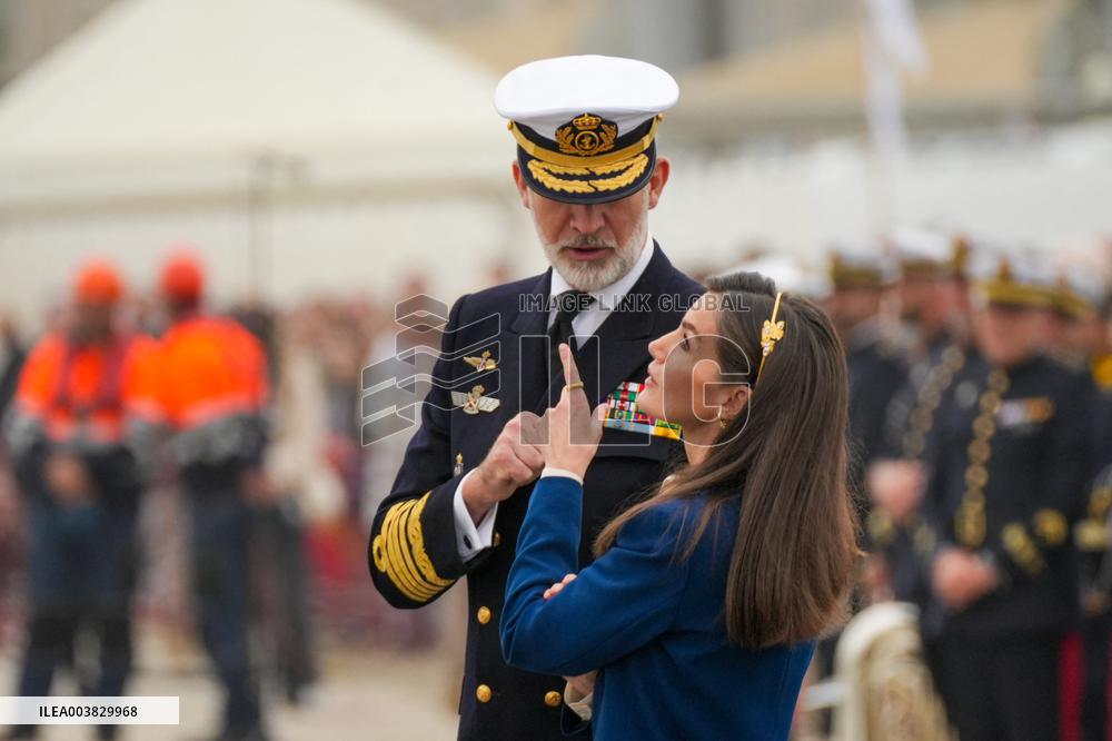 King and Queen preside over the farewell of Juan Sebastián de Elcano with Princess Leonor  - Cadiz