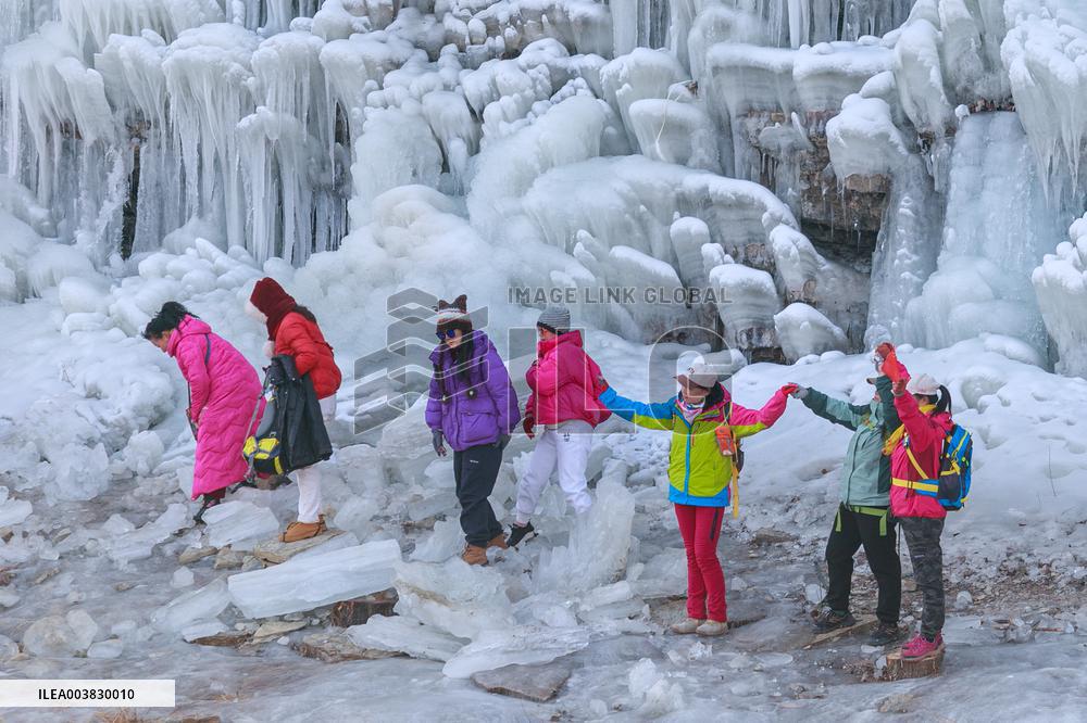 Cliff Ice Hanging