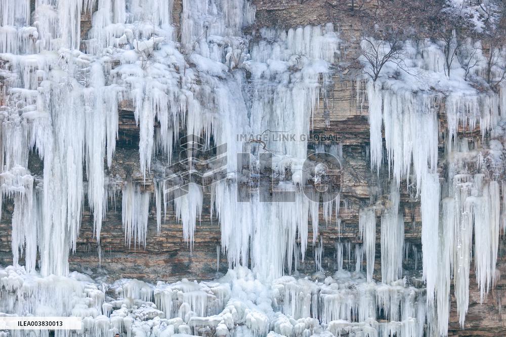 Cliff Ice Hanging