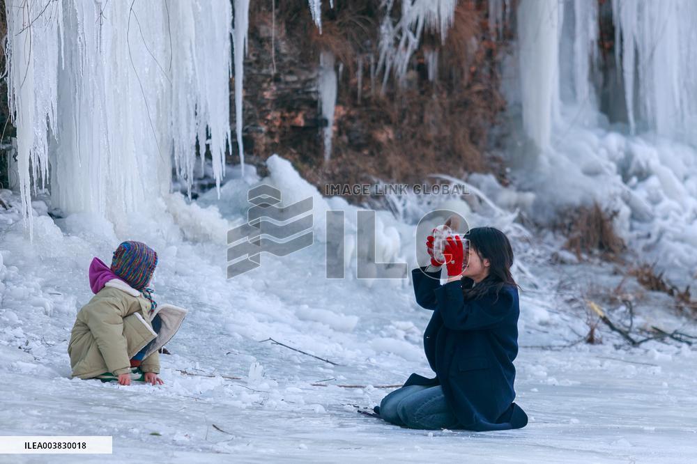 Cliff Ice Hanging
