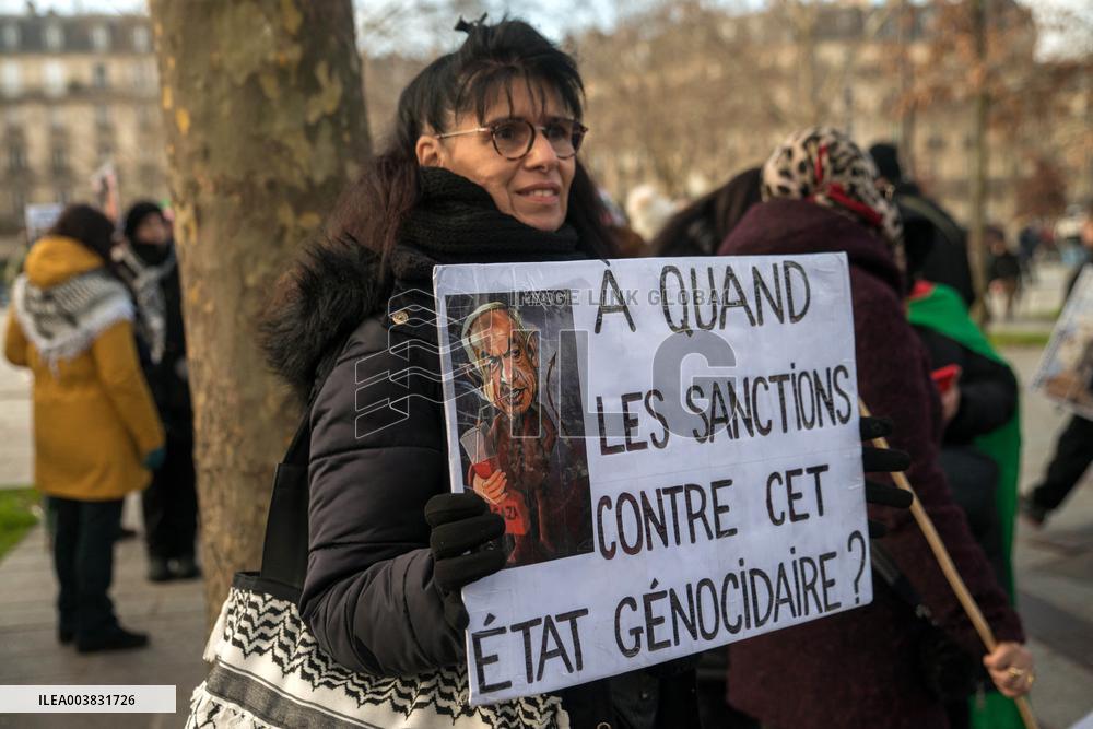 Pro-Palestinian Protest Honors Journalists Killed in Conflict - Paris