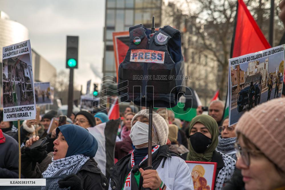 Pro-Palestinian Protest Honors Journalists Killed in Conflict - Paris