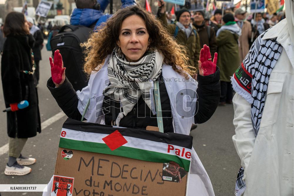 Pro-Palestinian Protest Honors Journalists Killed in Conflict - Paris