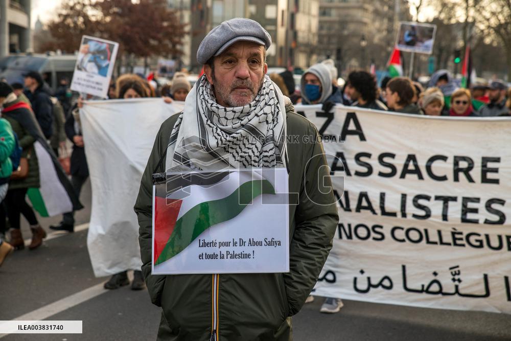Pro-Palestinian Protest Honors Journalists Killed in Conflict - Paris