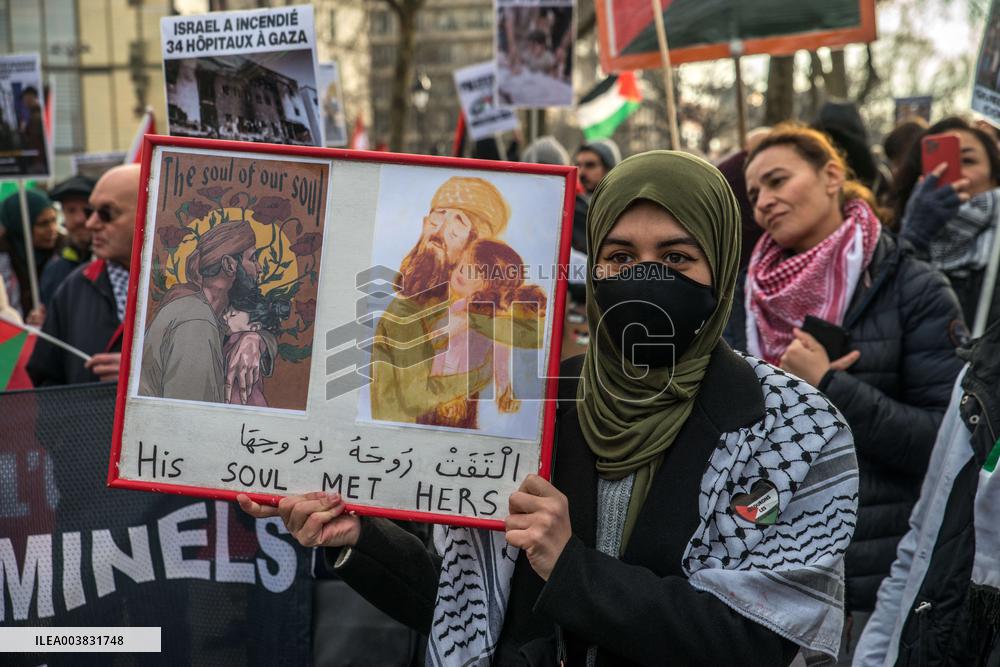 Pro-Palestinian Protest Honors Journalists Killed in Conflict - Paris