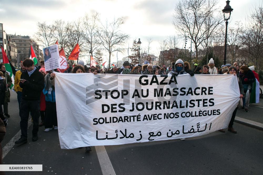 Pro-Palestinian Protest Honors Journalists Killed in Conflict - Paris