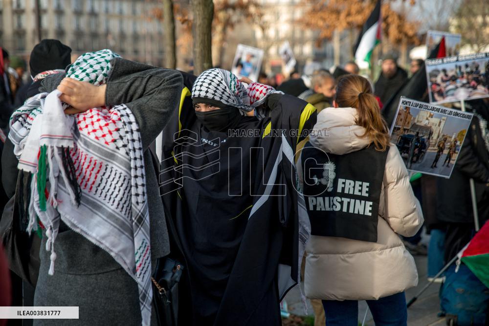 Pro-Palestinian Protest Honors Journalists Killed in Conflict - Paris