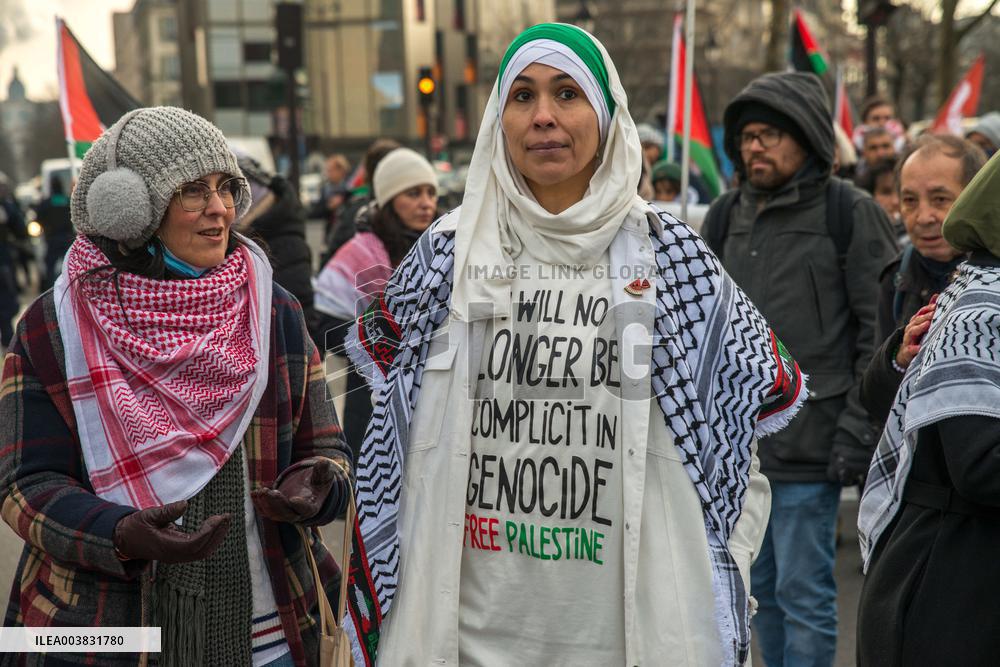 Pro-Palestinian Protest Honors Journalists Killed in Conflict - Paris