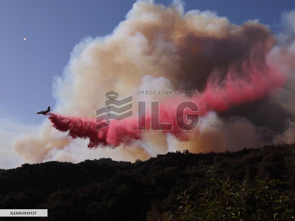 Firefighting Airplane Prevents The Wildfire From Spreading Further On Mandeville Canyon - LA