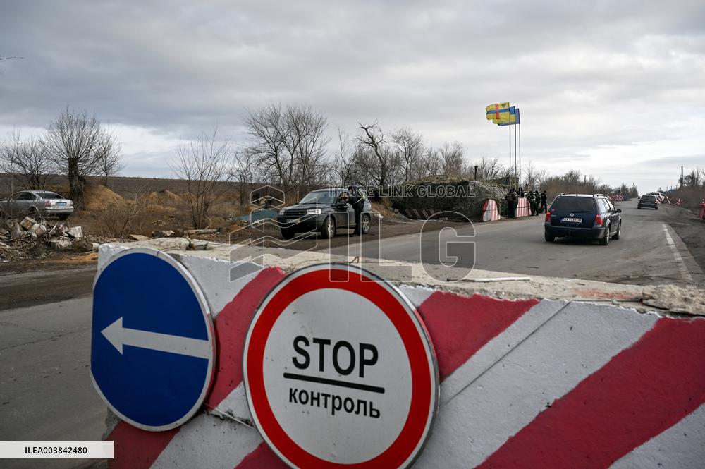 Ukrainian police officers at roadblock in Zaporizhzhia region