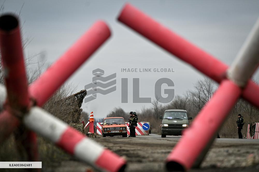 Ukrainian police officers at roadblock in Zaporizhzhia region