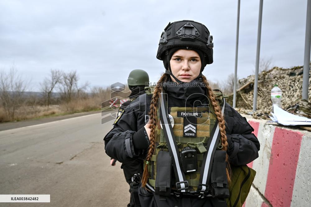 Ukrainian police officers at roadblock in Zaporizhzhia region