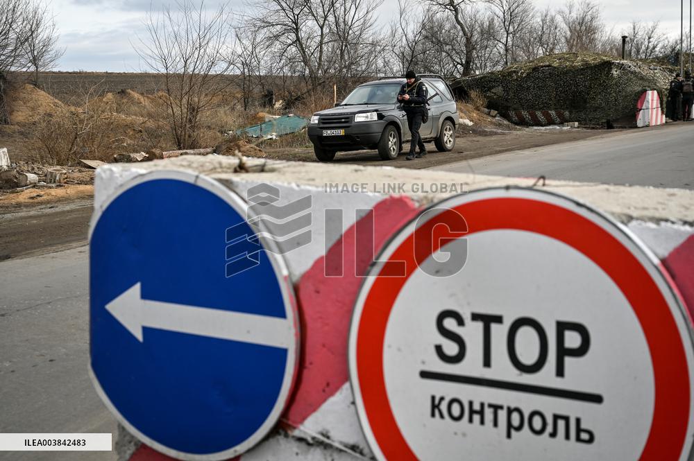 Ukrainian police officers at roadblock in Zaporizhzhia region