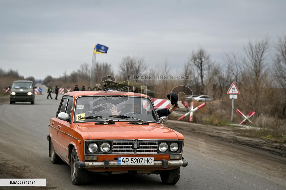 Ukrainian police officers at roadblock in Zaporizhzhia region