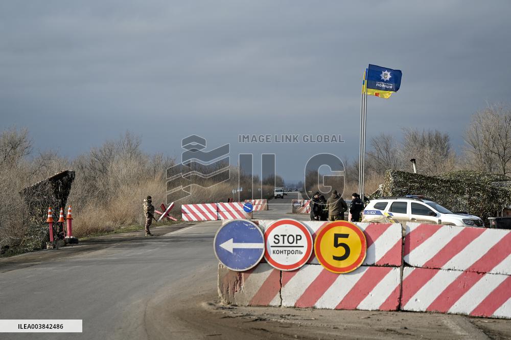 Ukrainian police officers at roadblock in Zaporizhzhia region