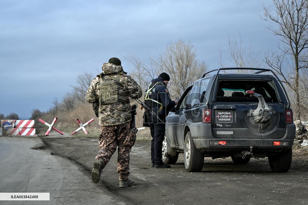 Ukrainian police officers at roadblock in Zaporizhzhia region