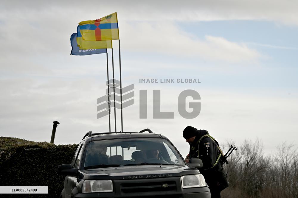 Ukrainian police officers at roadblock in Zaporizhzhia region